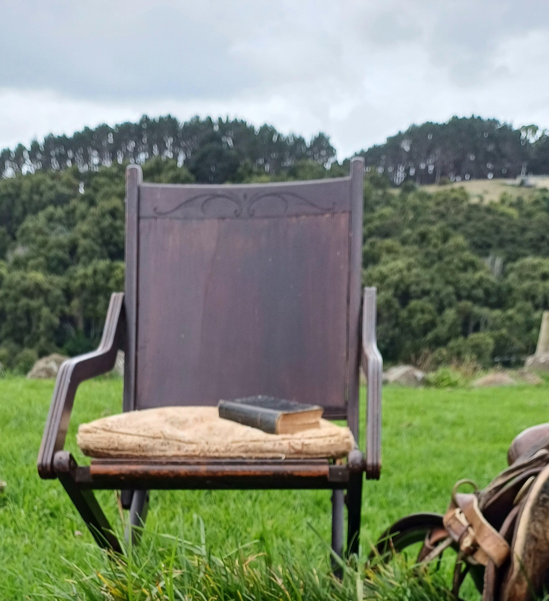 FOLDING CHAIR