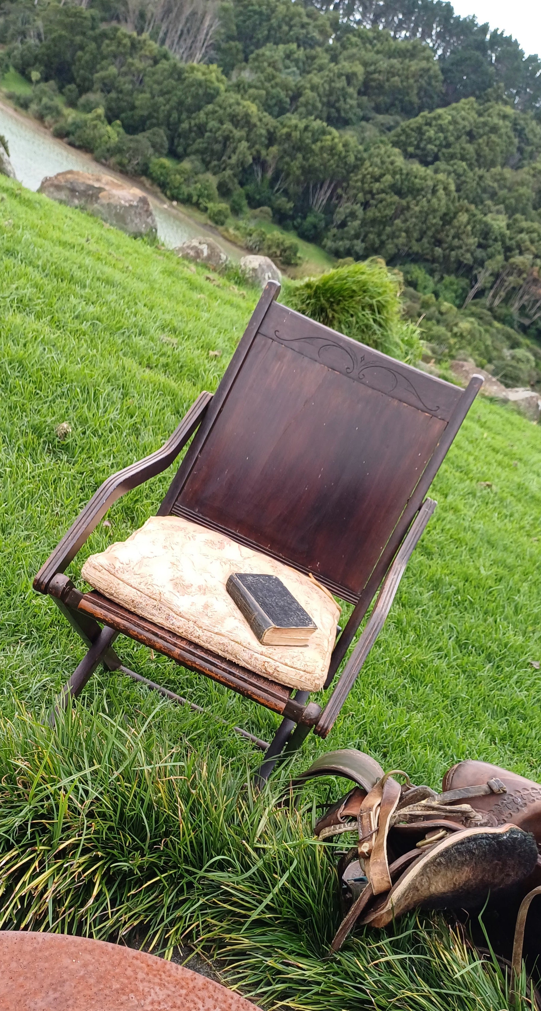 FOLDING CHAIR