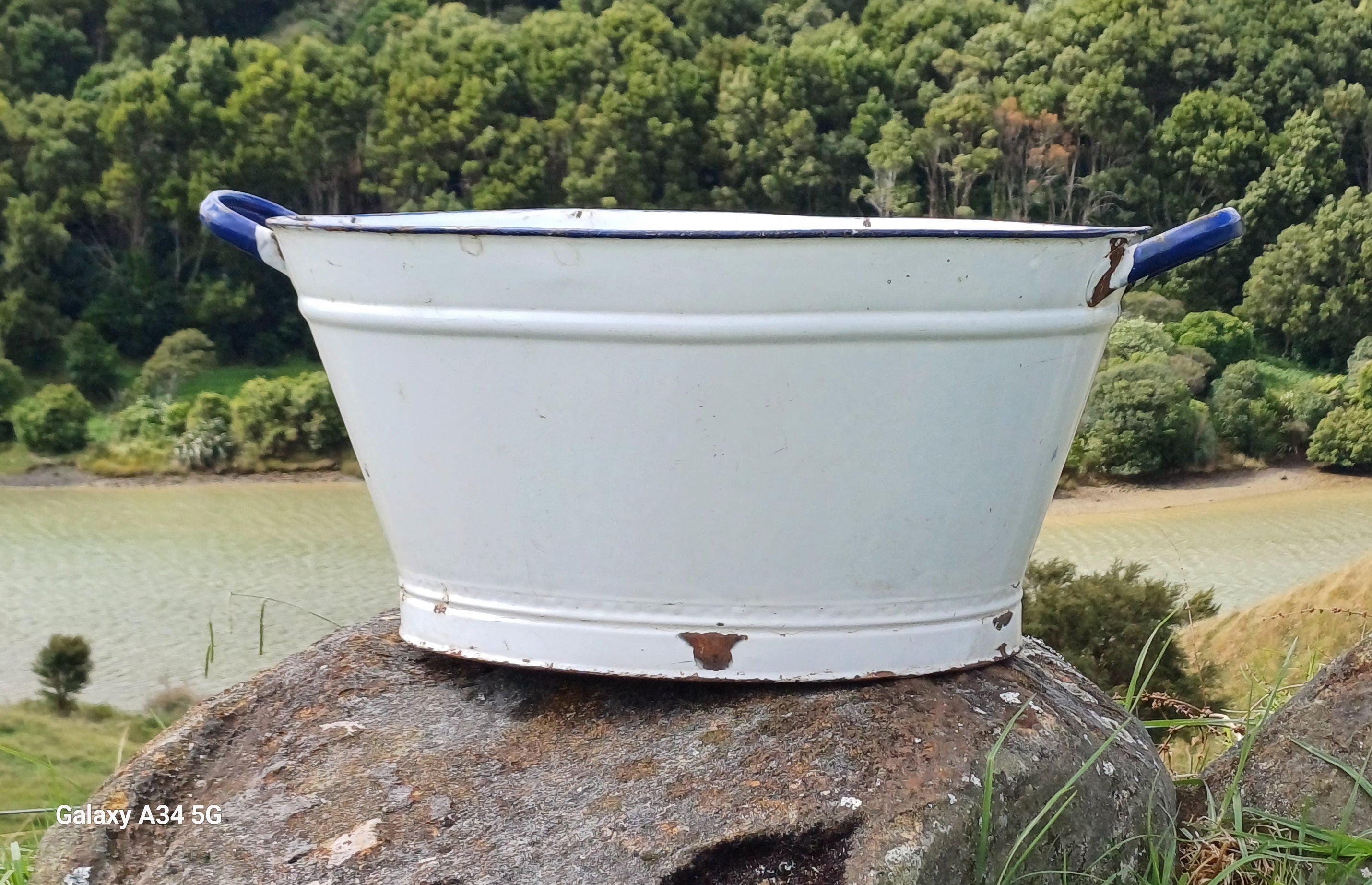 WHITE ENAMEL VINTAGE WASH BASIN