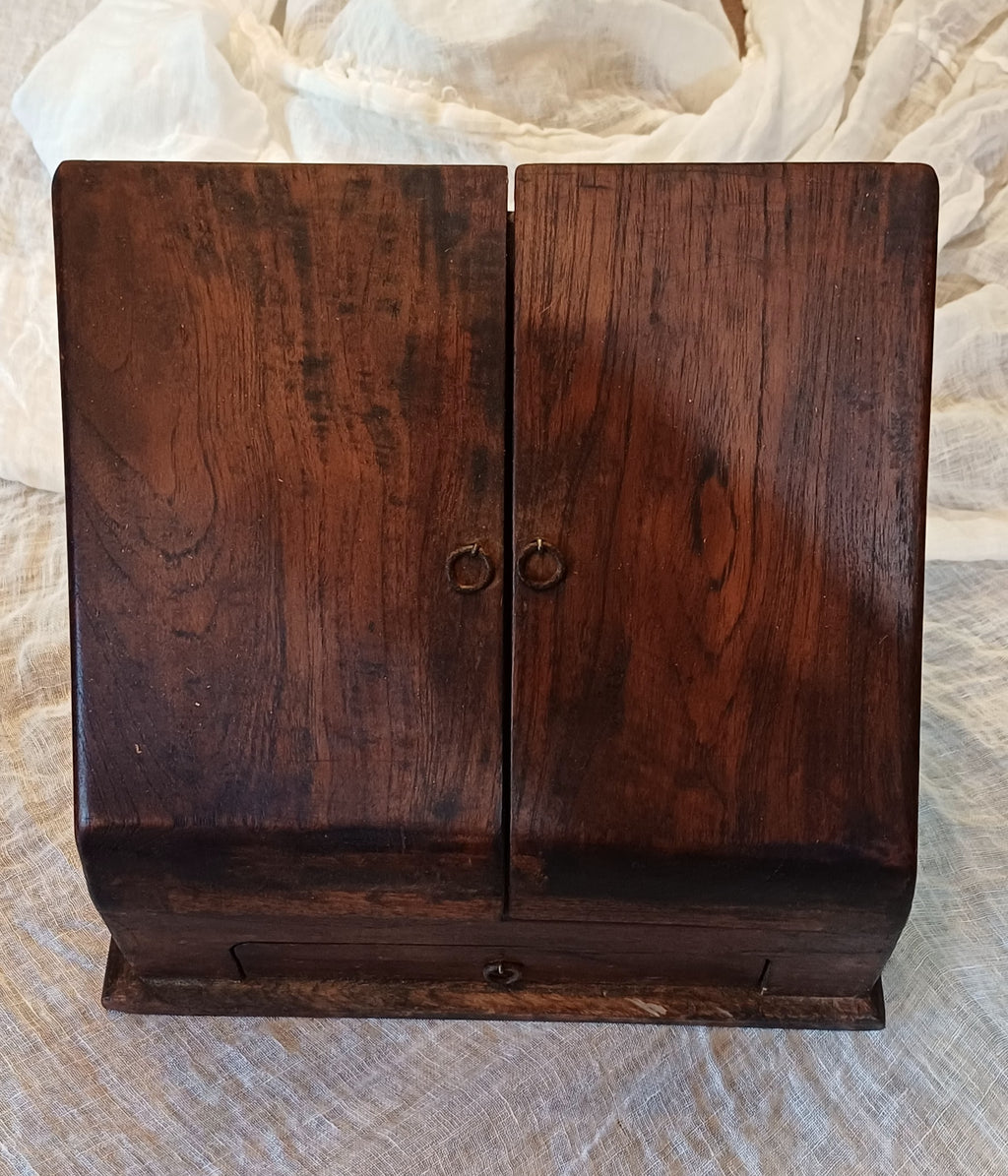 MAHOGANY DESK COMPENDIUM