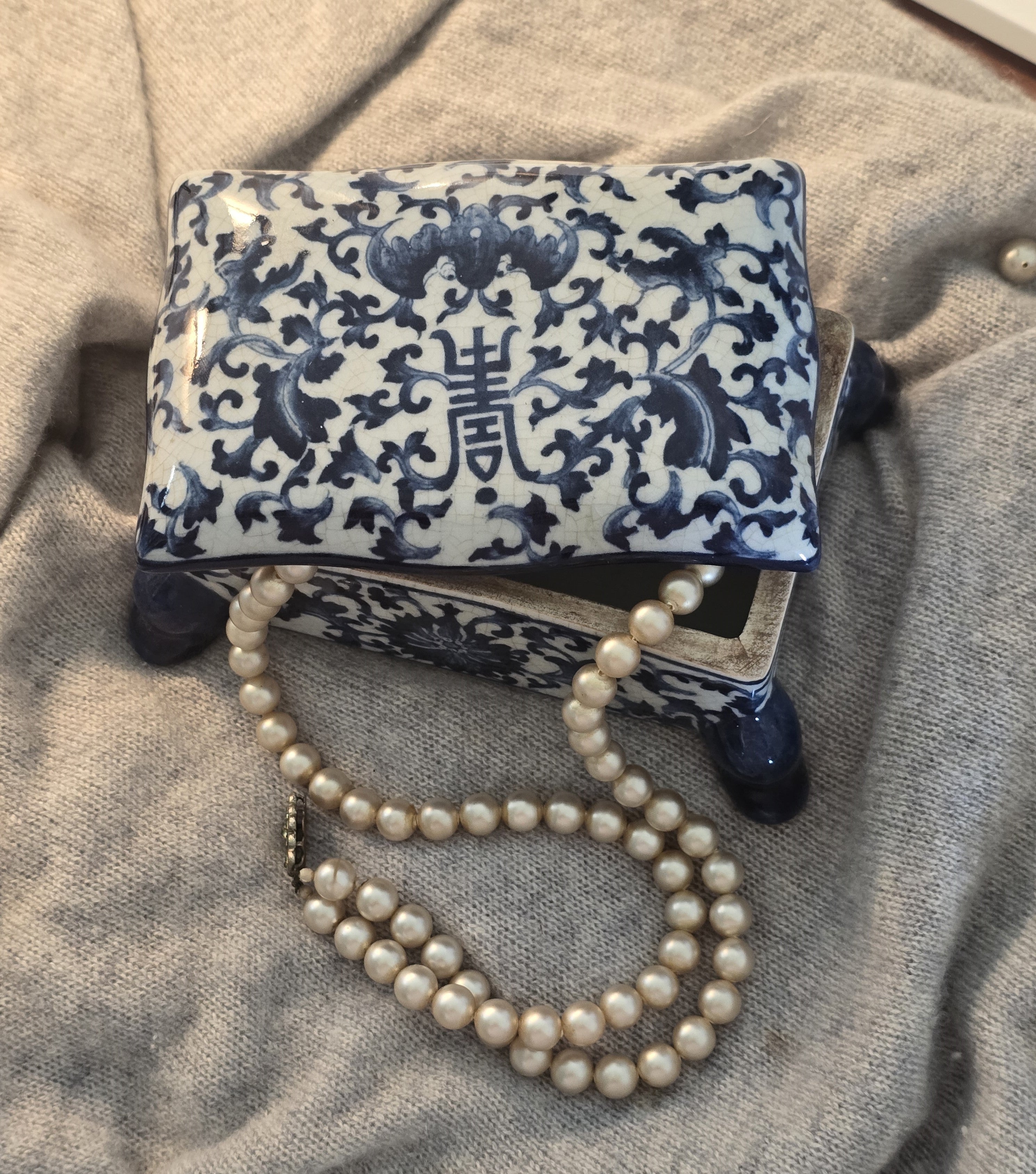 CHINESE FOOTED JEWELLERY BOX