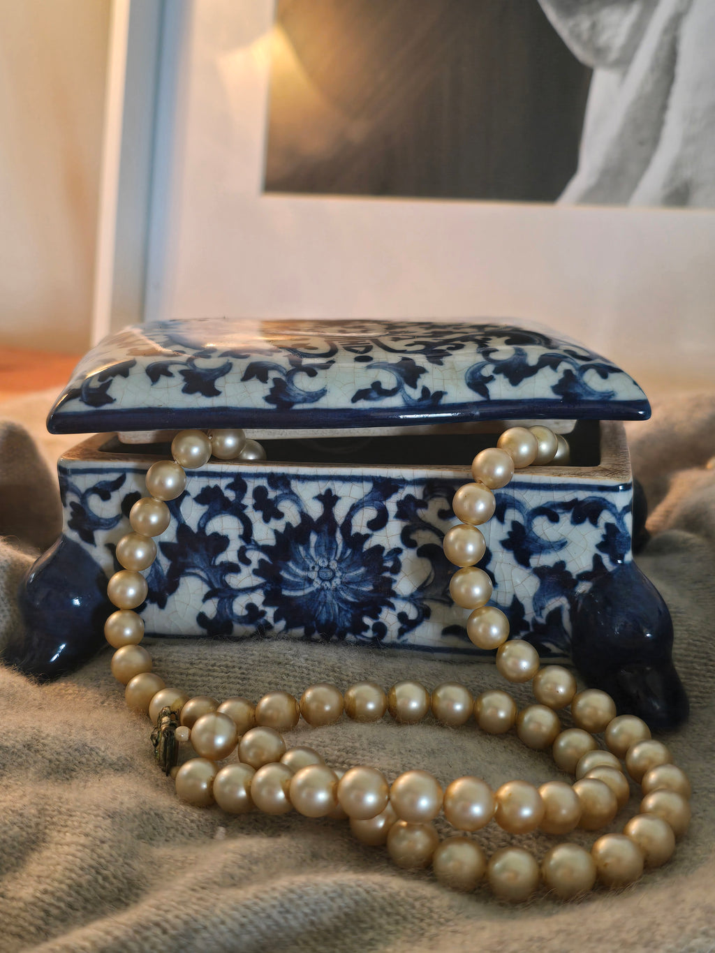 CHINESE FOOTED JEWELLERY BOX